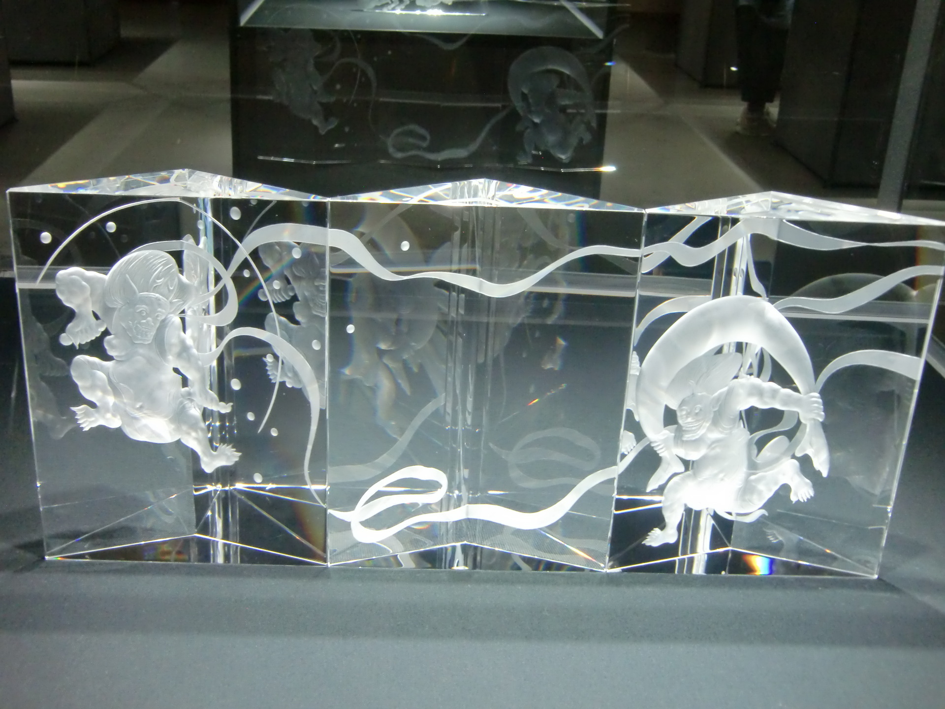 武政健夫ガラス彫刻展」 見る角度によって見え方が違う、重層的で